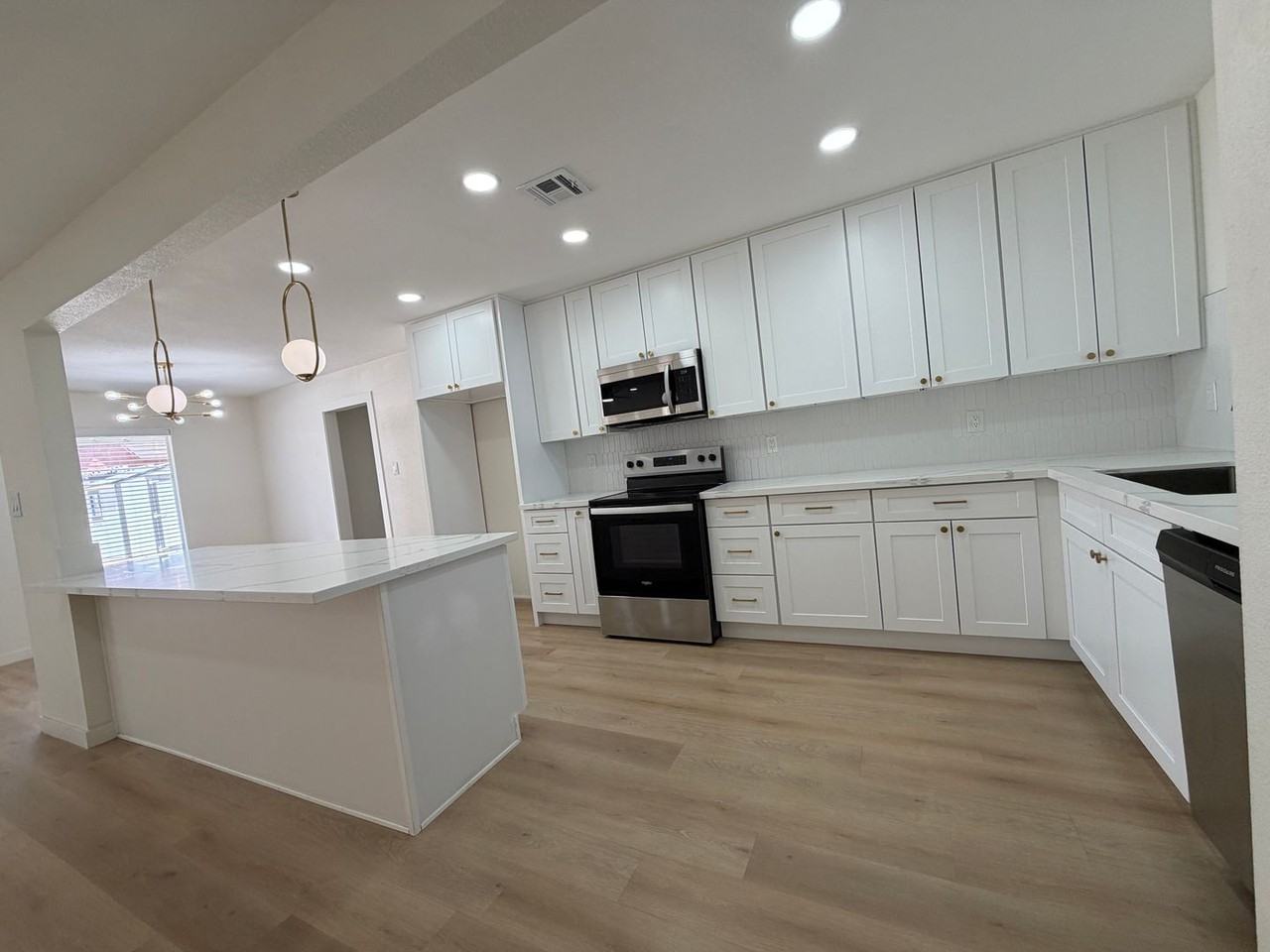 1317 Pyramid Dr - Photo 7 of 30