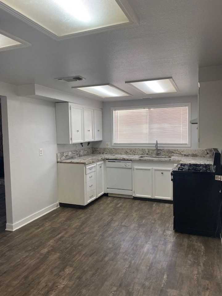 1147 Echo Rd - Photo 2 of 13