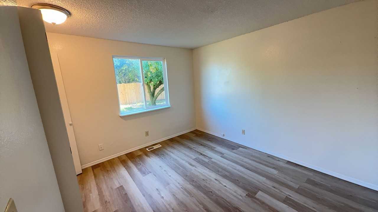 1229 Hemlock Loop - Photo 5 of 13
