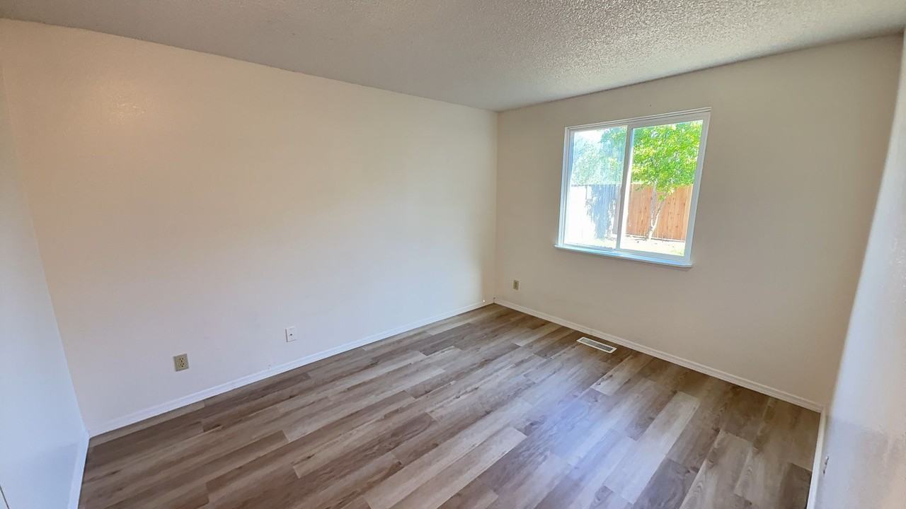 1229 Hemlock Loop - Photo 6 of 13