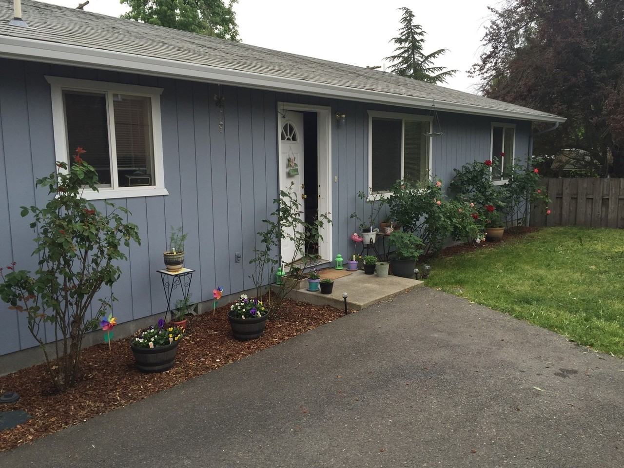 1099 Sw G St - Photo 2 of 13