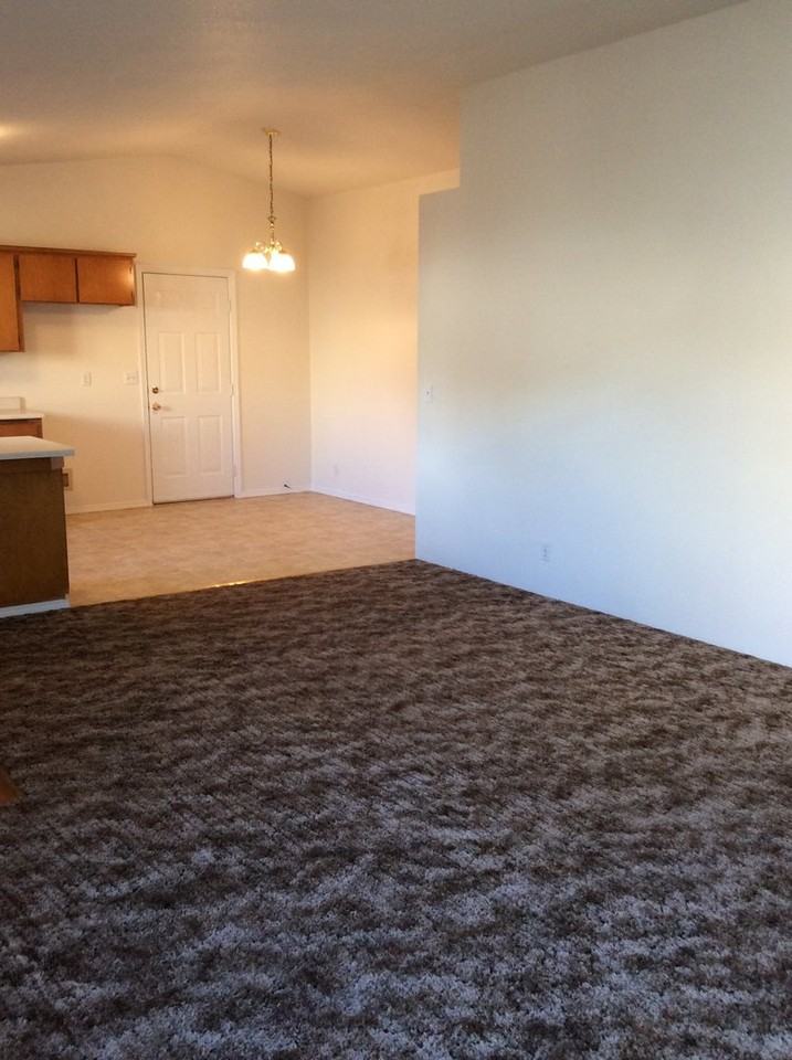 1099 Sw G St - Photo 5 of 13