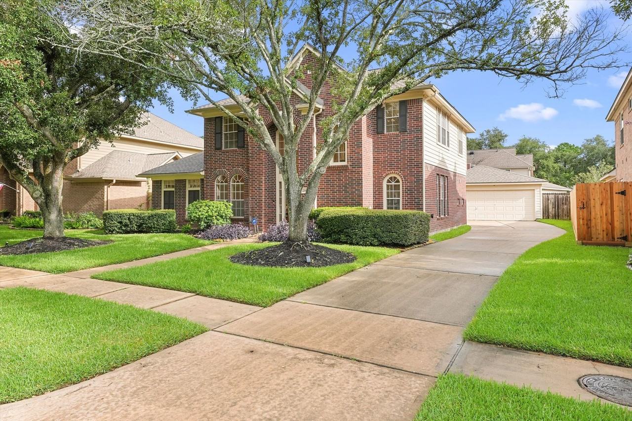 22910 Fairleaf Cir - Photo 2 of 22