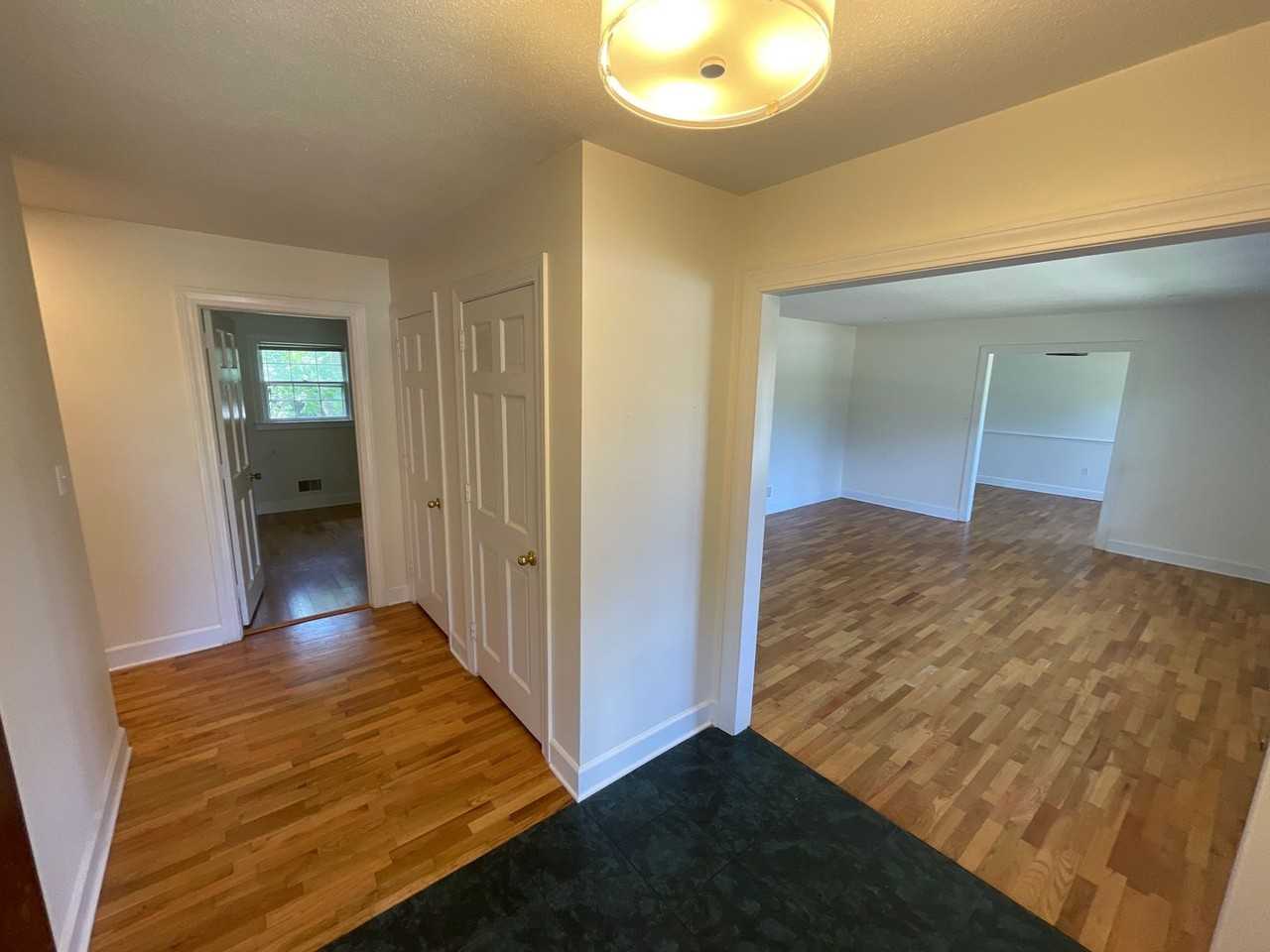 114 S Cardinal Dr - Photo 3 of 17