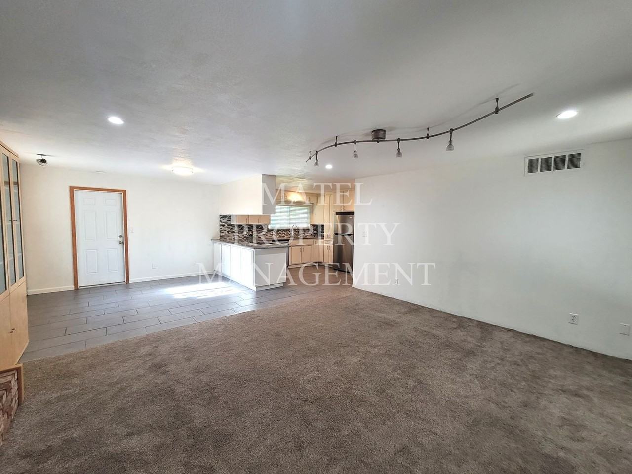 409 Birchwood Ct - Photo 4 of 19