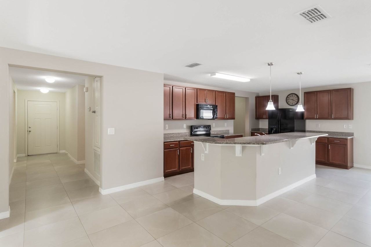 4602 Harvest Row Ln - Photo 5 of 39