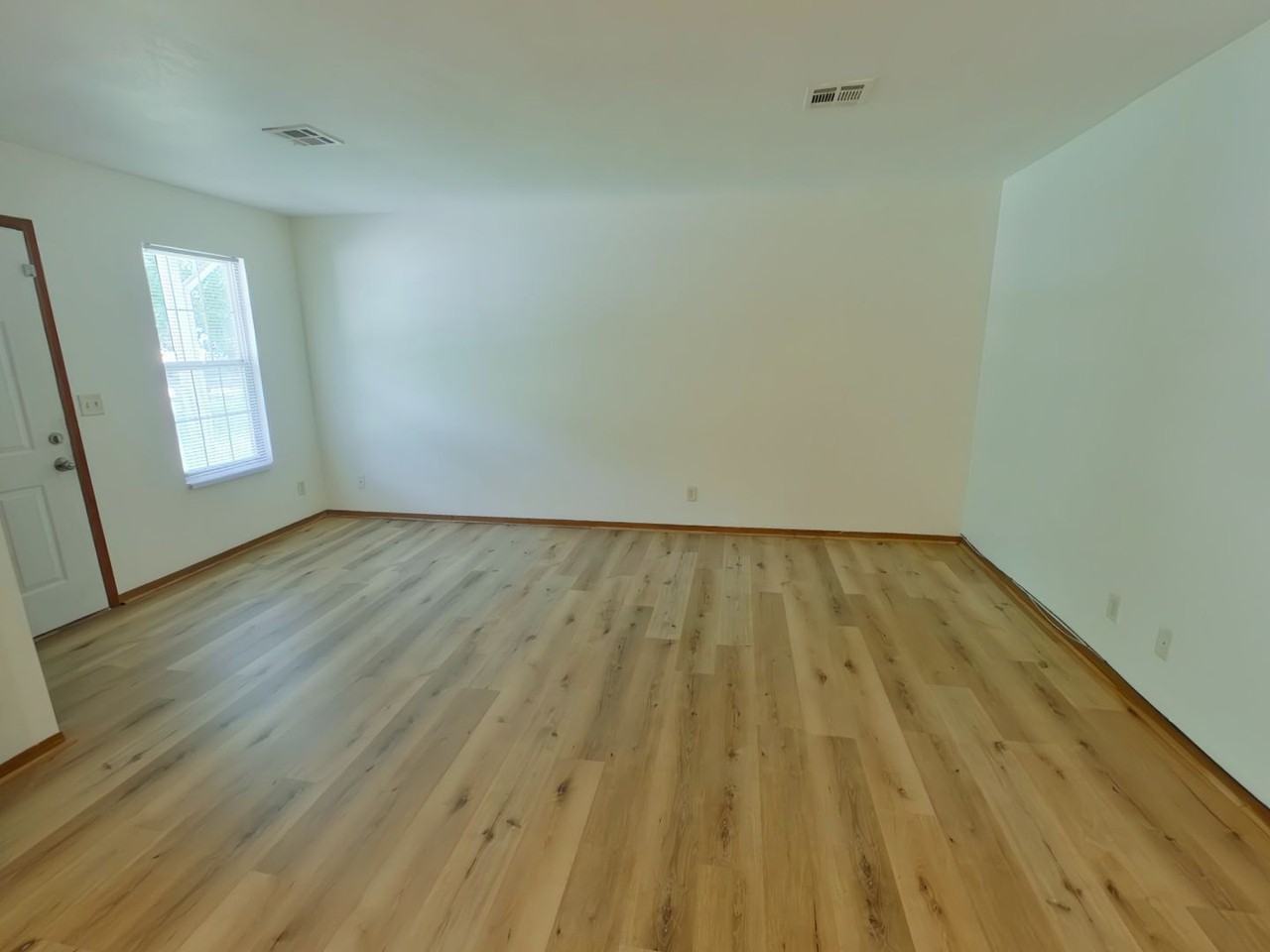 611 S Mount Carmel Ave - Photo 3 of 11