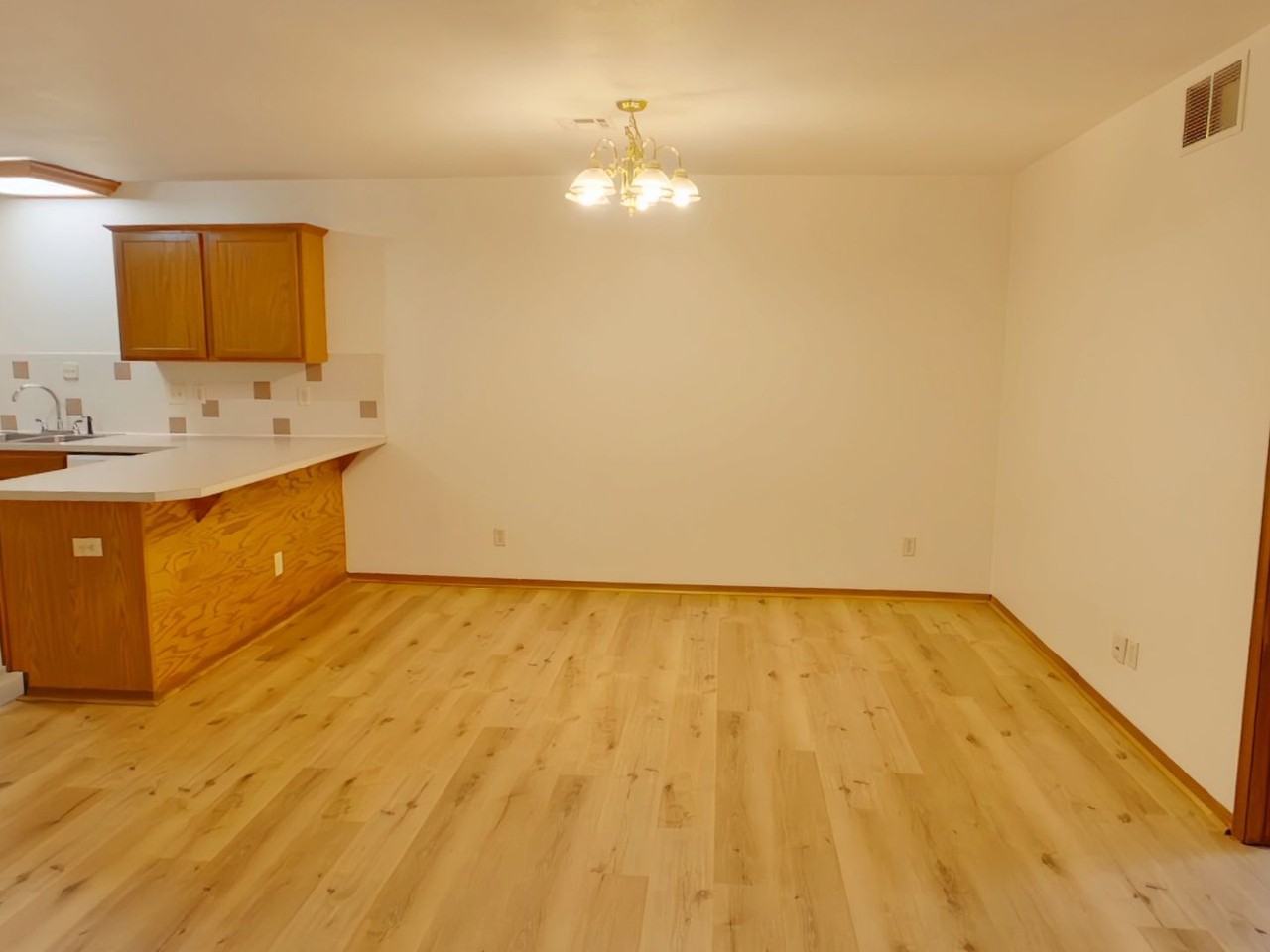 611 S Mount Carmel Ave - Photo 4 of 11
