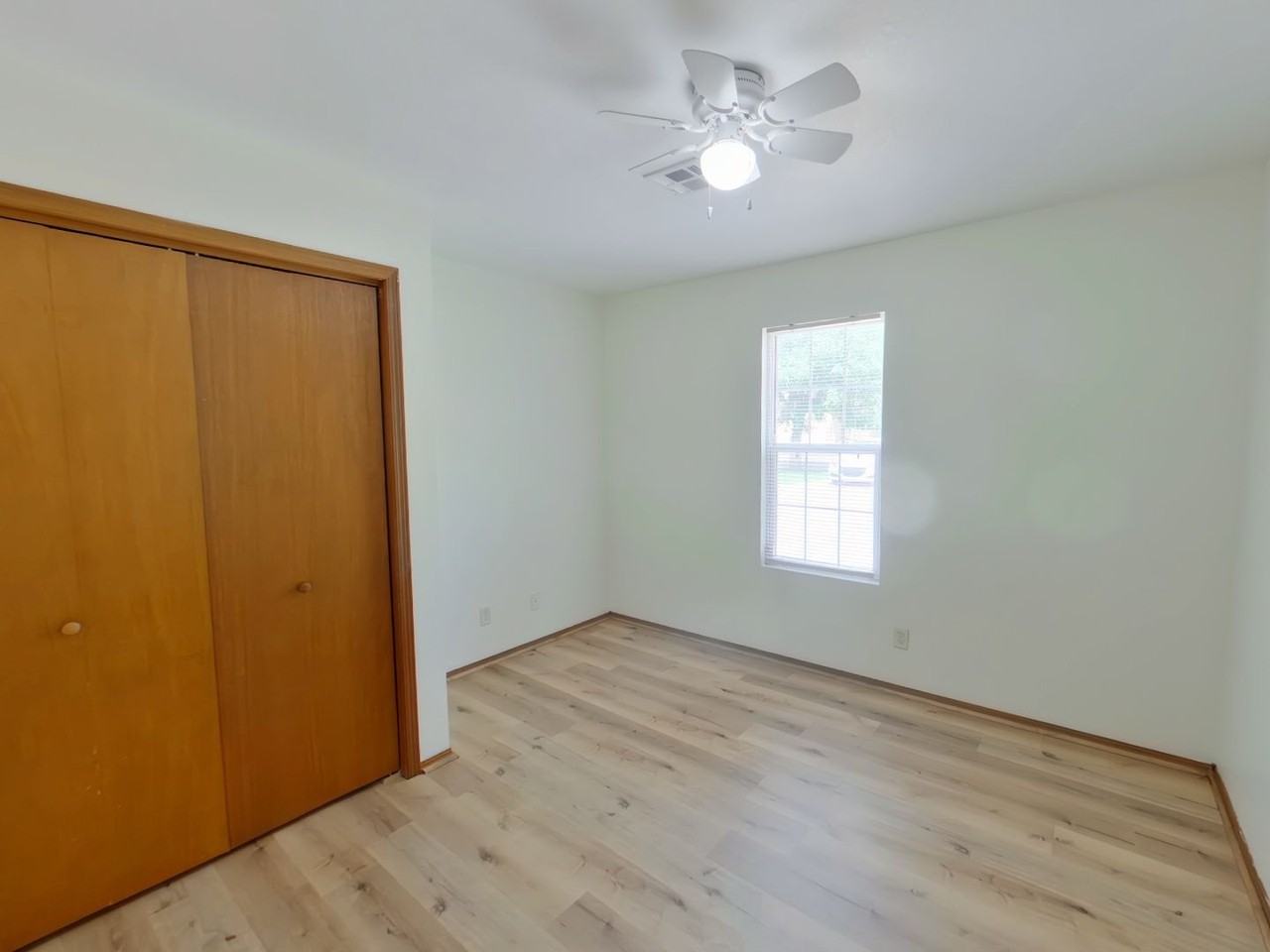 611 S Mount Carmel Ave - Photo 6 of 11