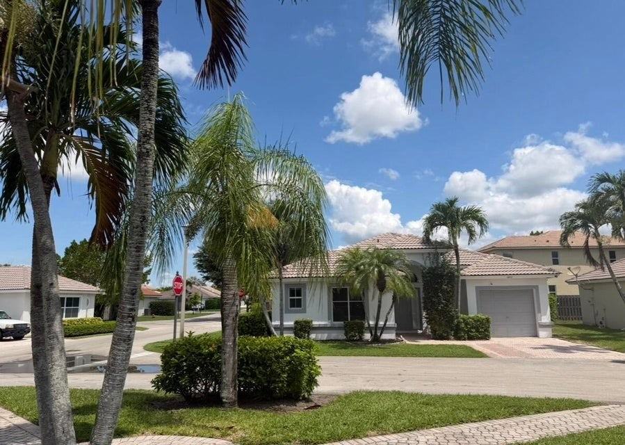 1852 Capeside Cir - Photo 3 of 13