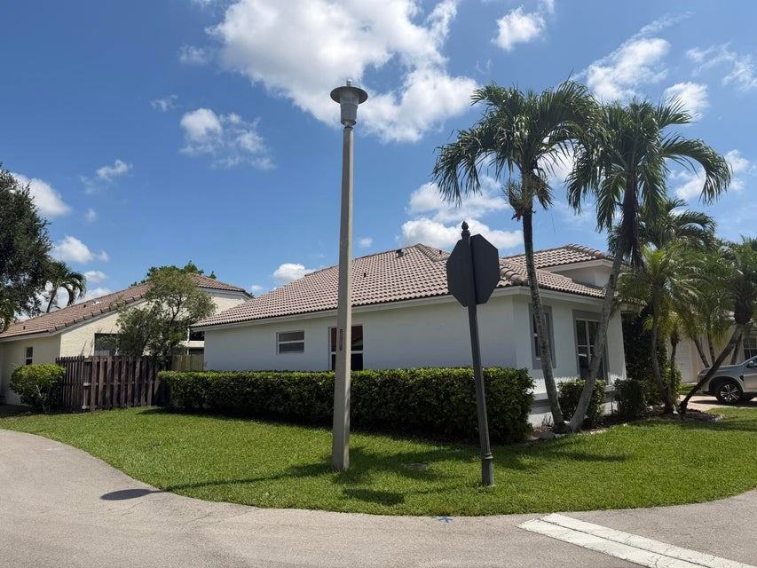 1852 Capeside Cir - Photo 4 of 13