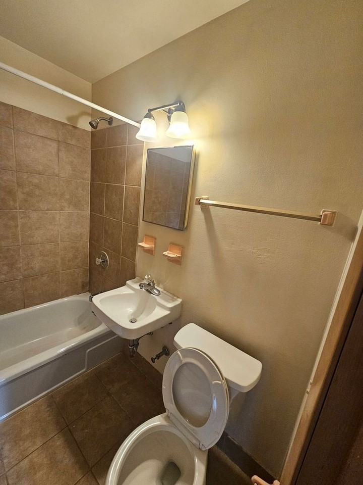 1851 N Oakland Ave (18 Unit) - Photo 6 of 7