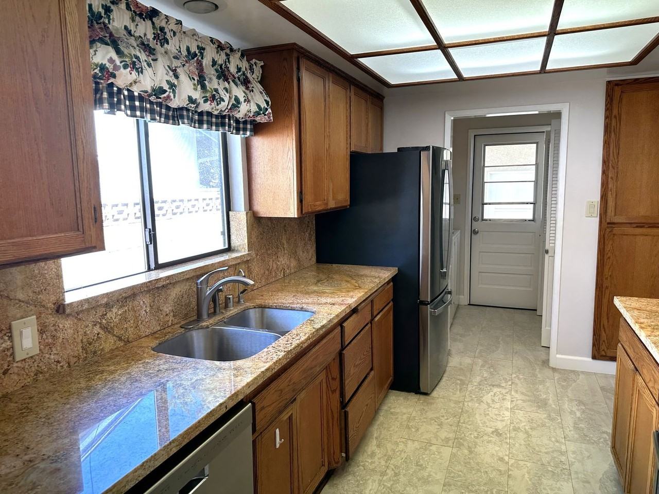 1420 E Lomita Ave - Photo 5 of 15
