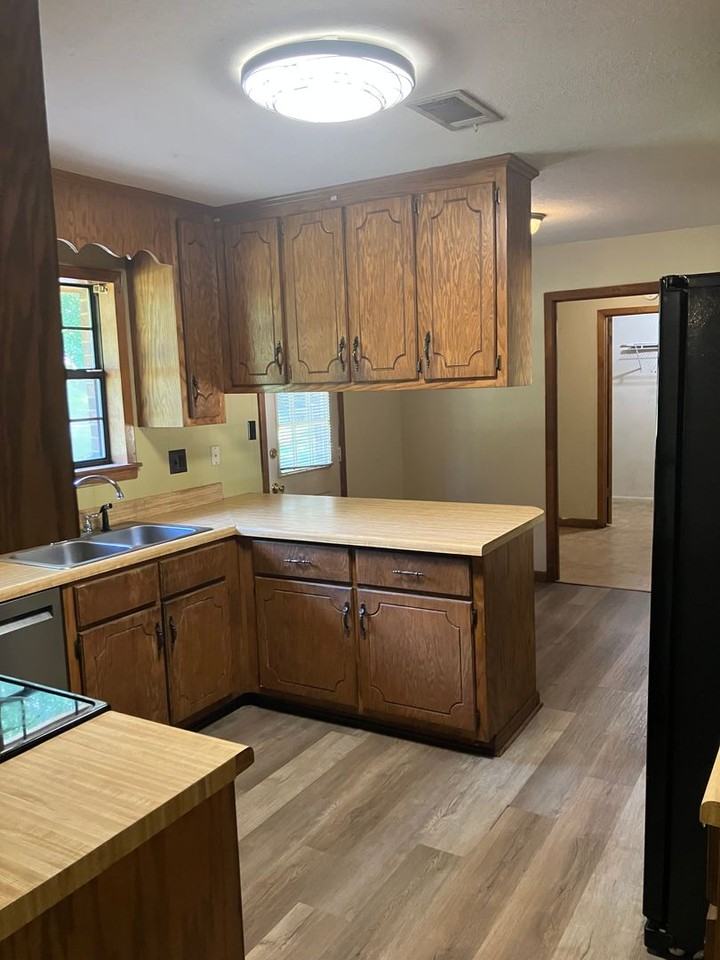 916 Elderberry St - Photo 3 of 15