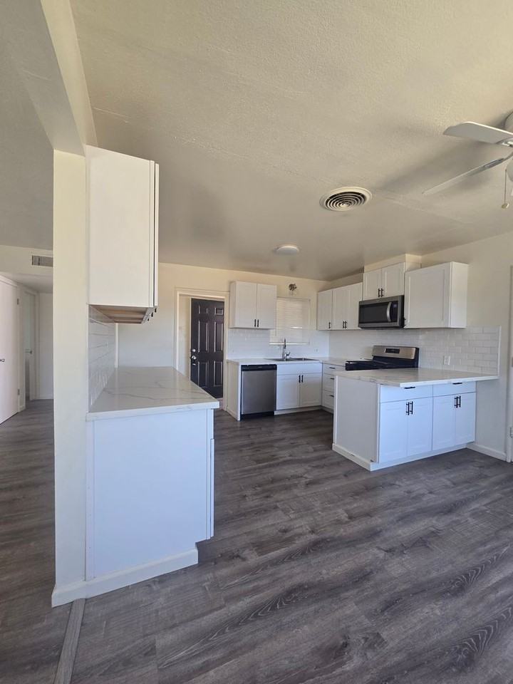 1200 W Water St - Photo 5 of 14