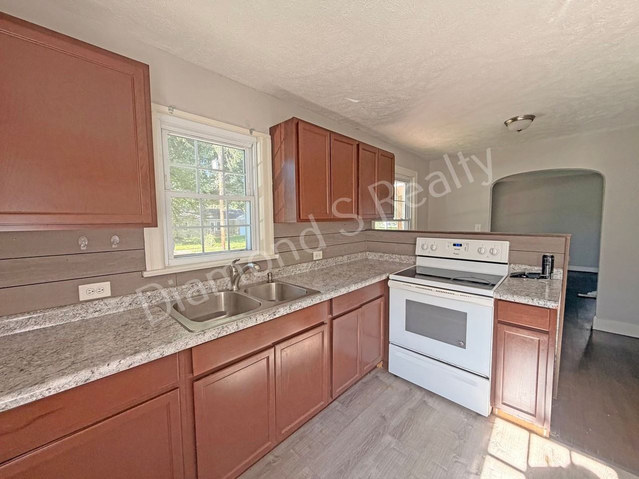 617 W Minota St - Photo 5 of 16