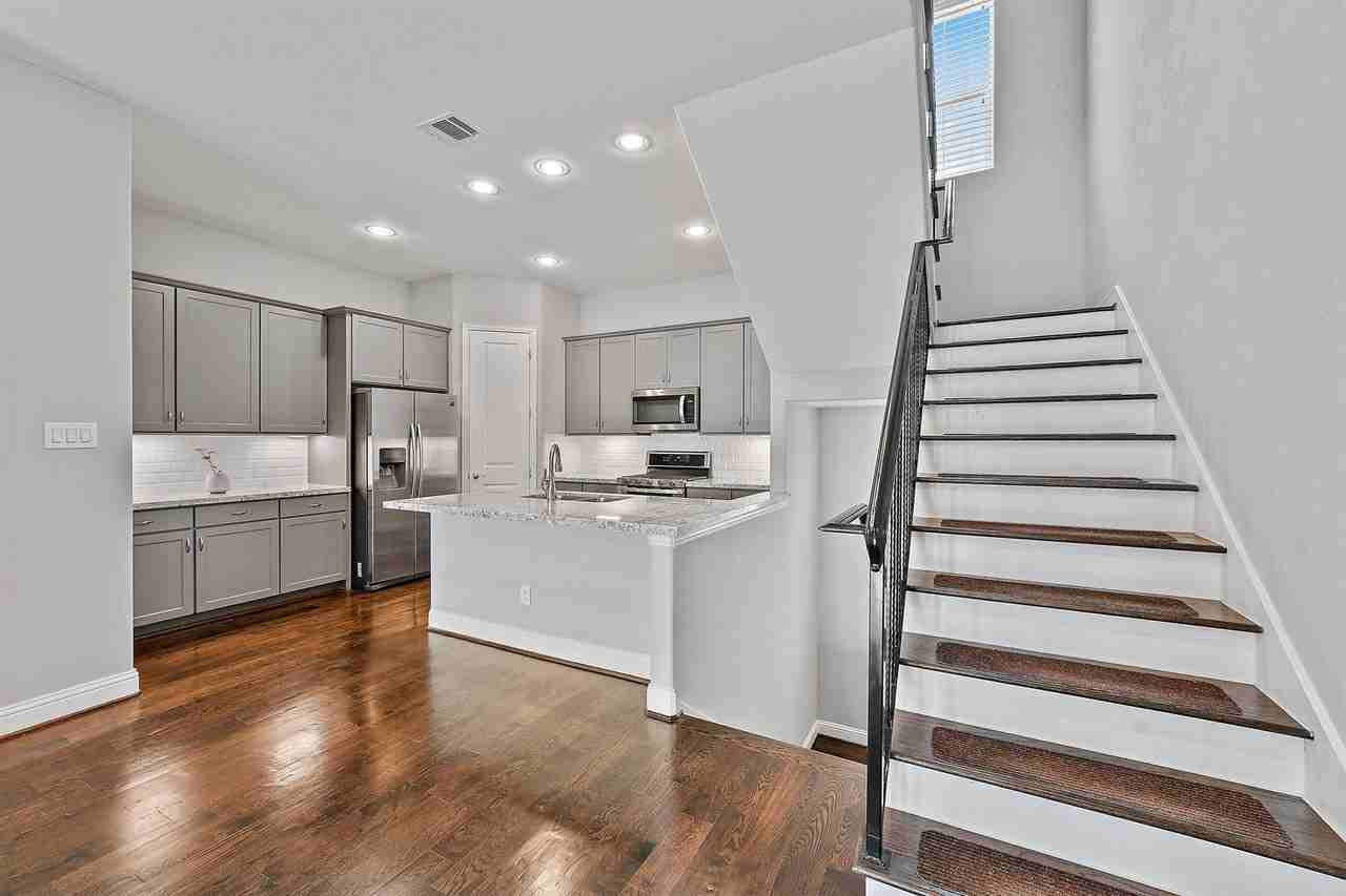 1221 W 19th St #B - Photo 3 of 26