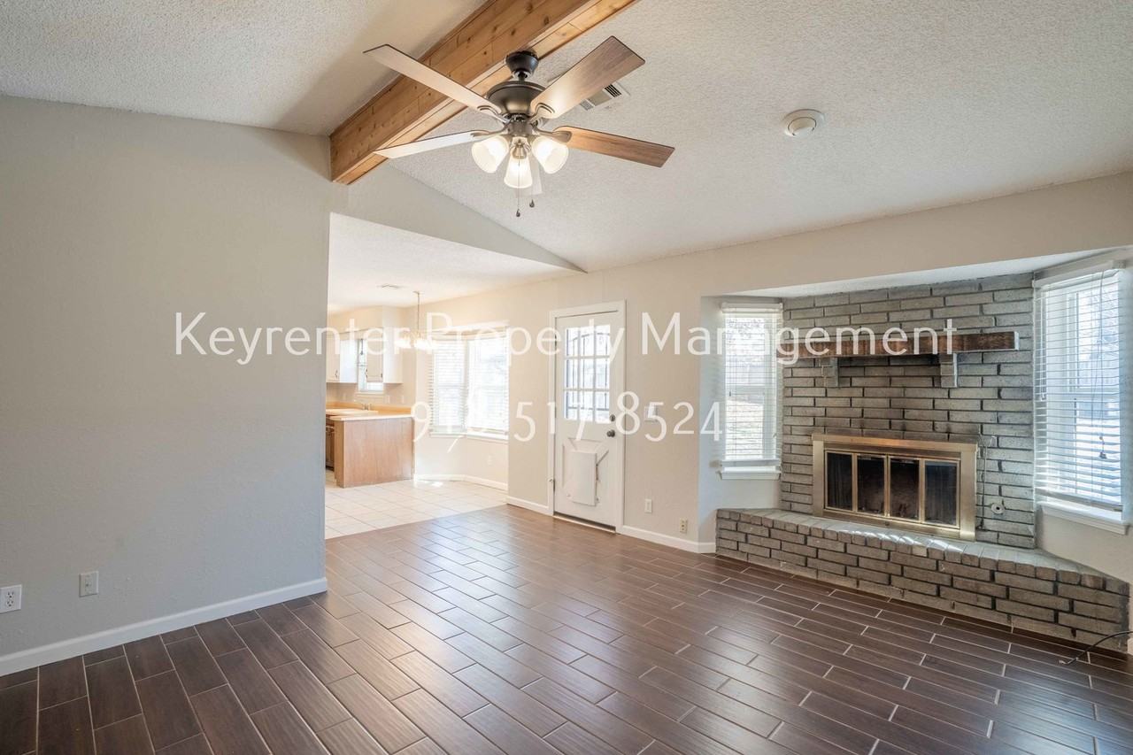 4601 S Cedar Ave - Photo 4 of 13