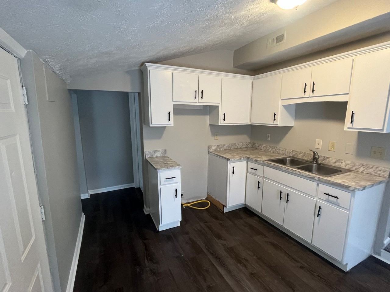 7728 Elton Ave - Photo 6 of 39