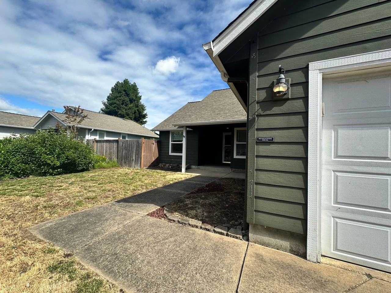 4063 Alameda Ave Ne - Photo 2 of 30