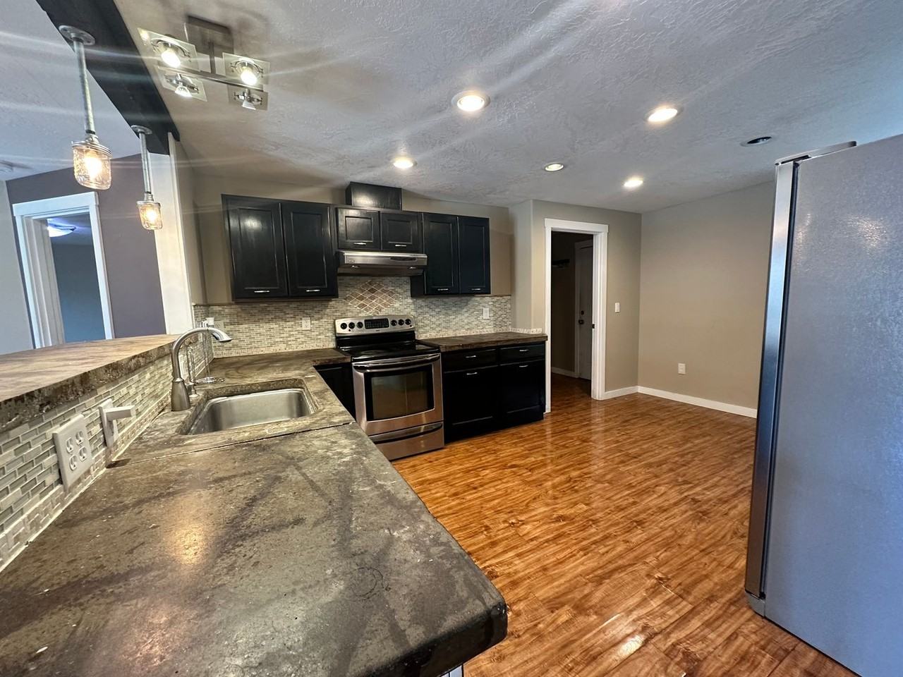 4063 Alameda Ave Ne - Photo 4 of 30