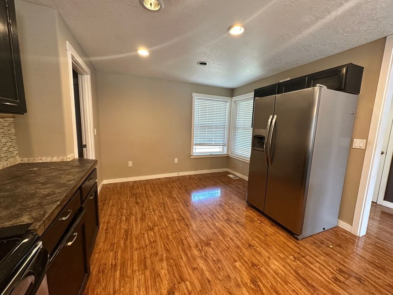4063 Alameda Ave Ne - Photo 5 of 30