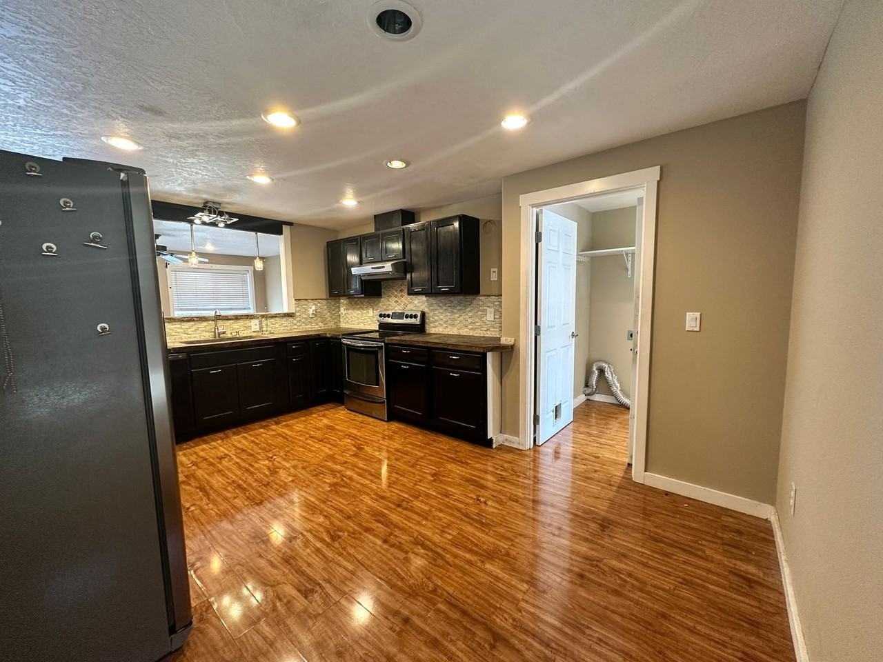 4063 Alameda Ave Ne - Photo 6 of 30