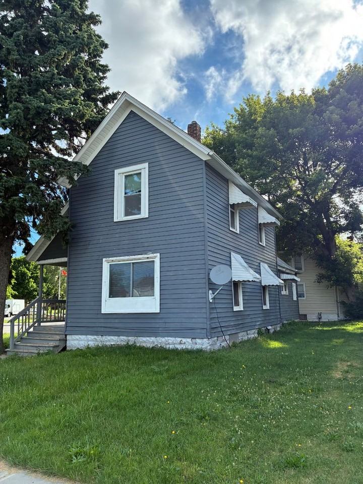 1703 Oakdale Ave - Photo 2 of 33