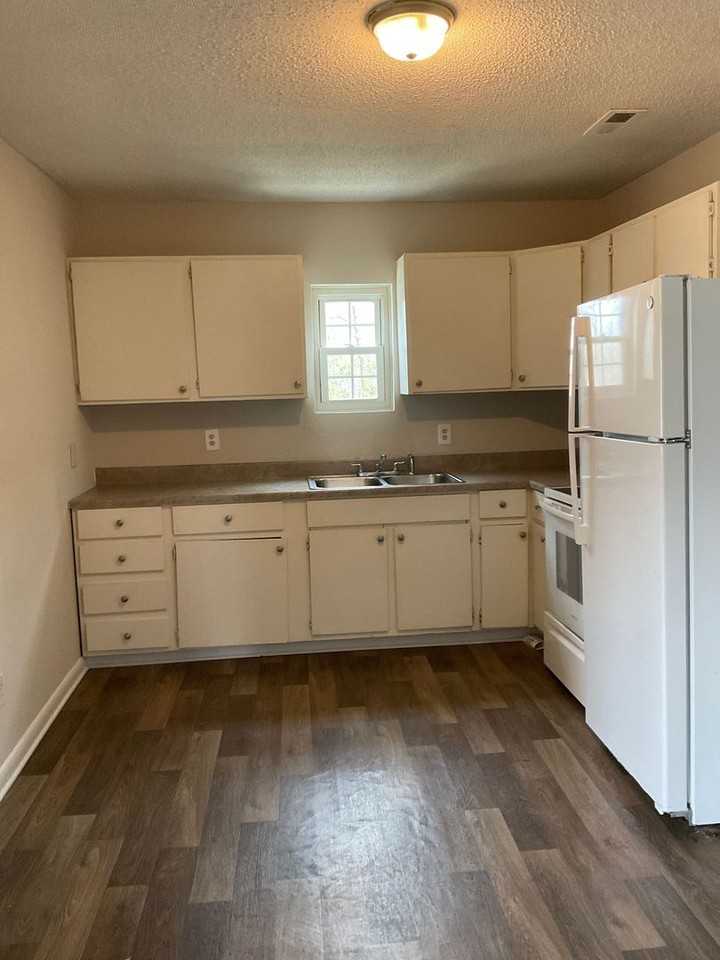1043 Mountain Crest Dr - Photo 2 of 6