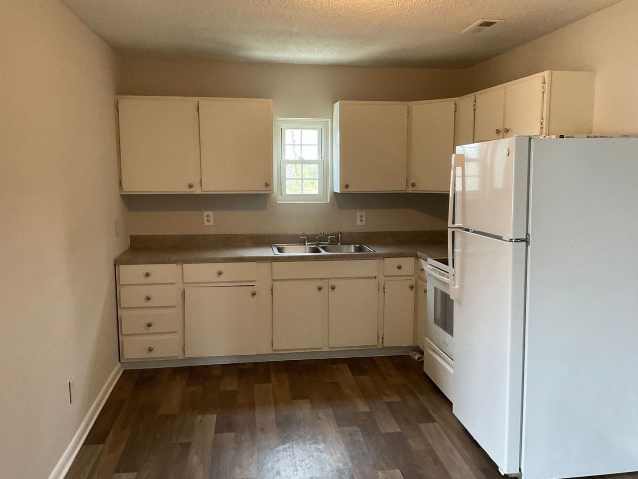 1043 Mountain Crest Dr - Photo 3 of 6