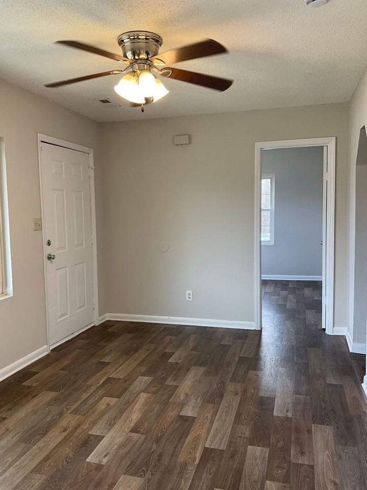 1043 Mountain Crest Dr - Photo 4 of 6