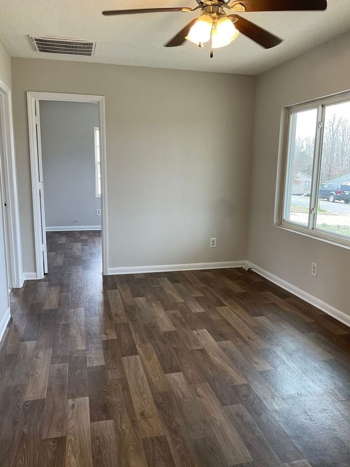 1043 Mountain Crest Dr - Photo 5 of 6