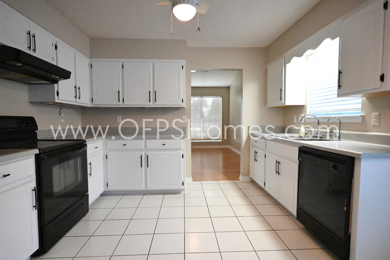 636 Emerald Ln - Photo 3 of 26