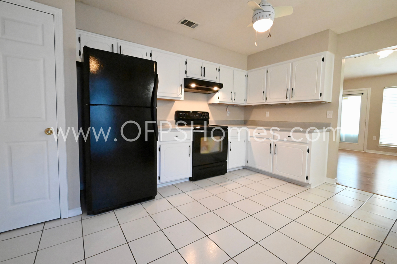 636 Emerald Ln - Photo 4 of 26