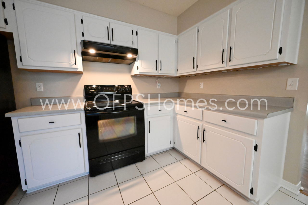636 Emerald Ln - Photo 5 of 26