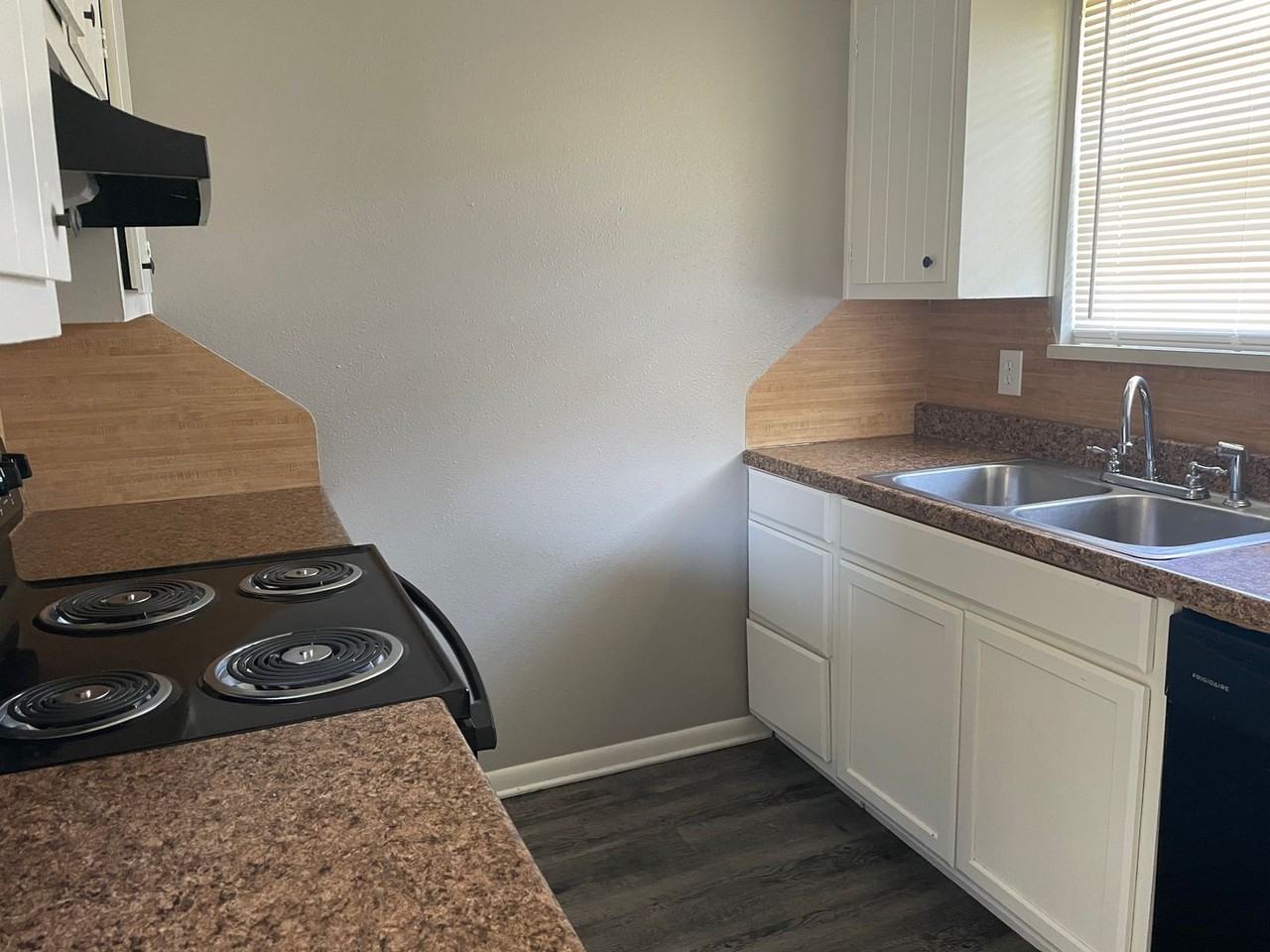 102 Cherie Ln - Photo 2 of 8