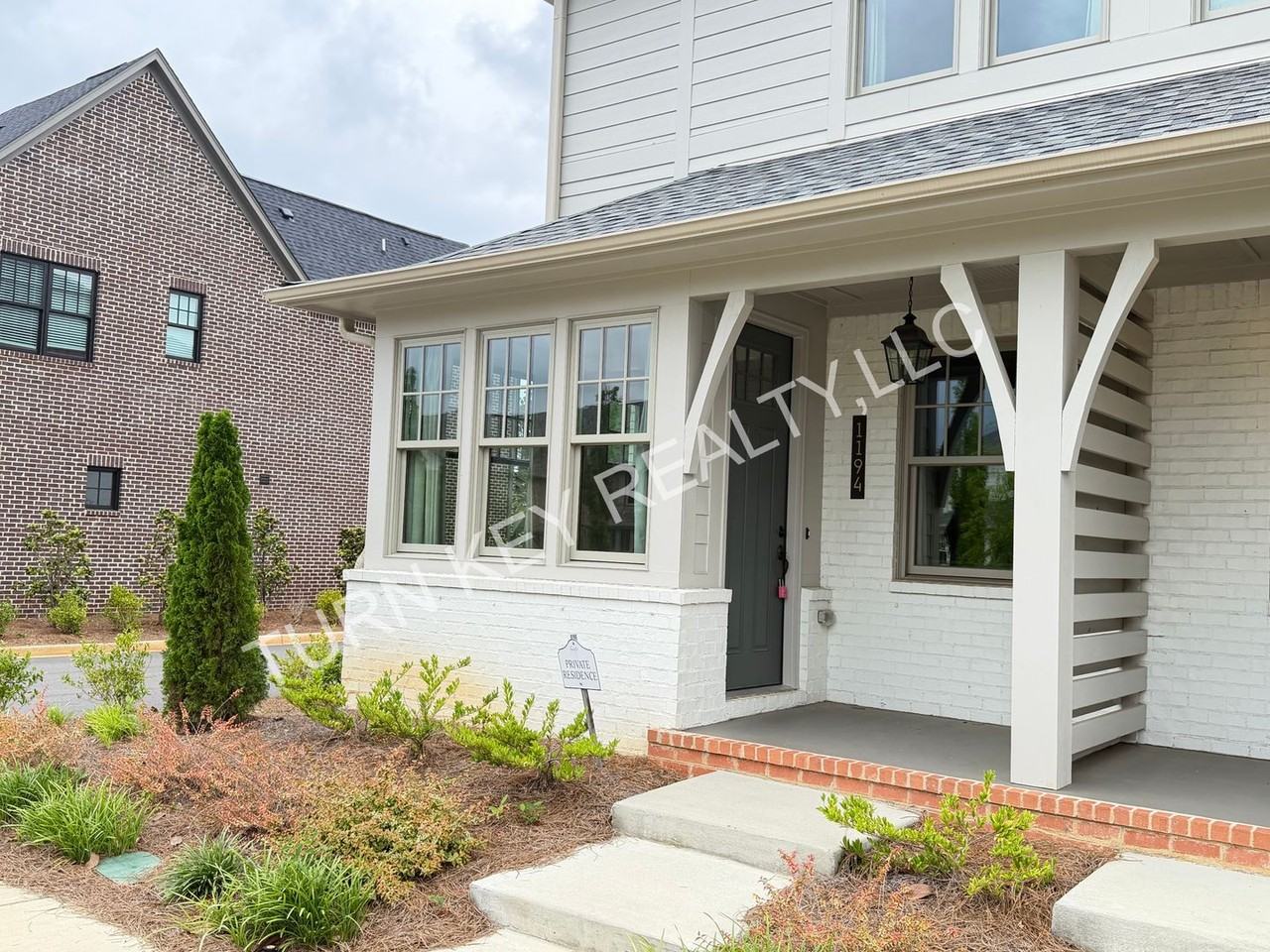 1194 Windsor Sq - Photo 3 of 26