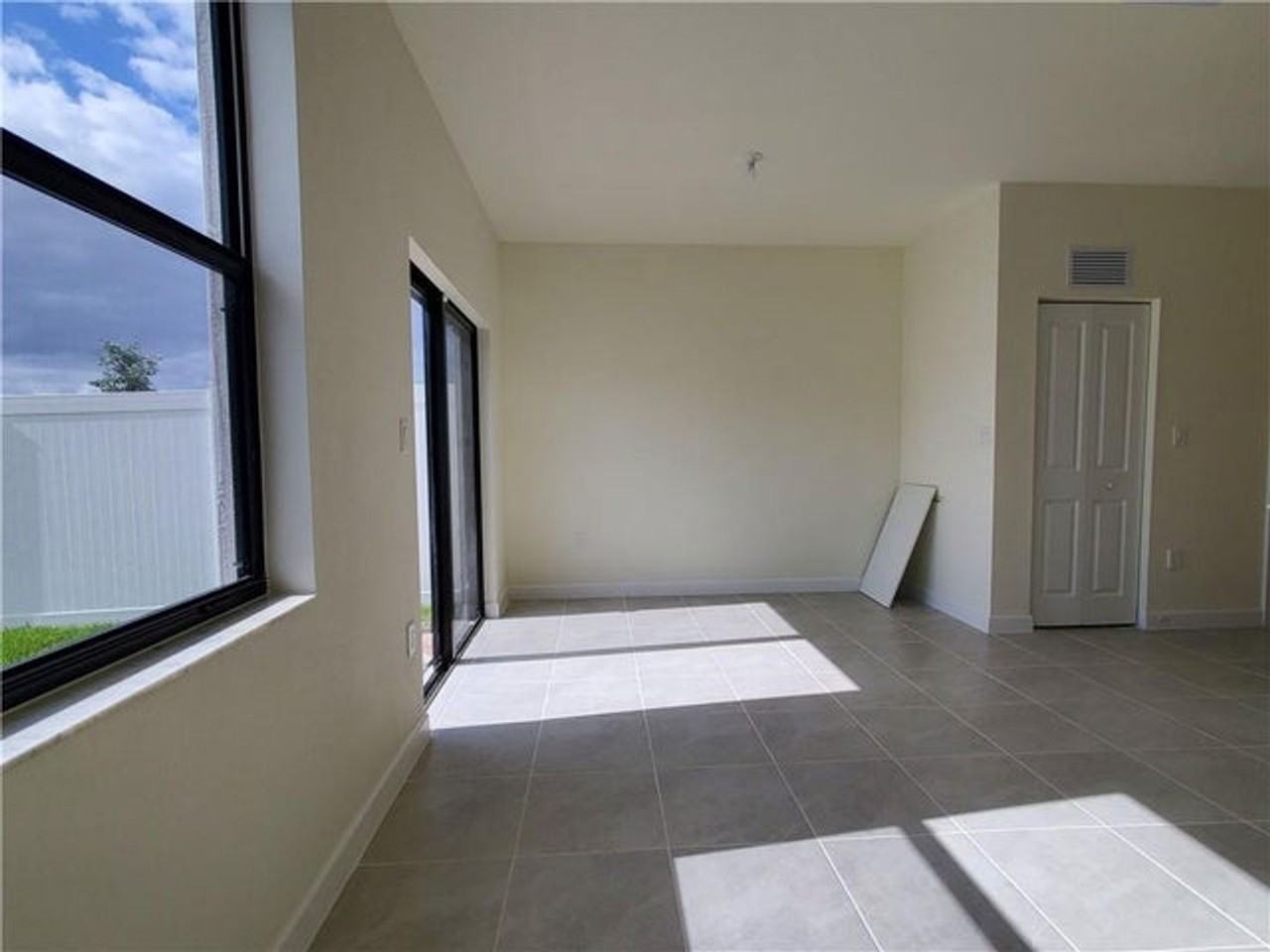 3216 W 114th Ter - Photo 4 of 12