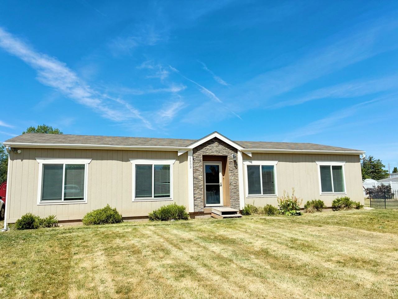 2203 N Travis Way - Photo 2 of 23