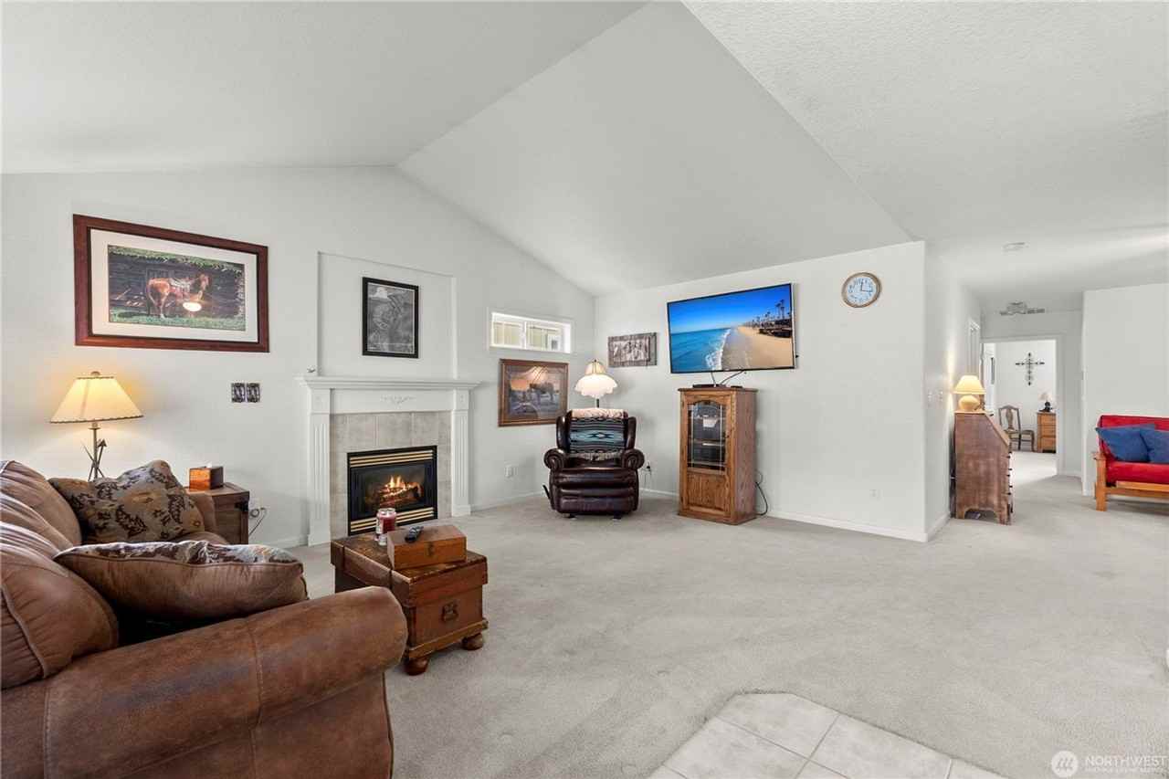 15537 104th Pl Se - Photo 4 of 36