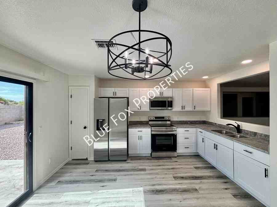 5369 S Waterloo Ln - Photo 6 of 23