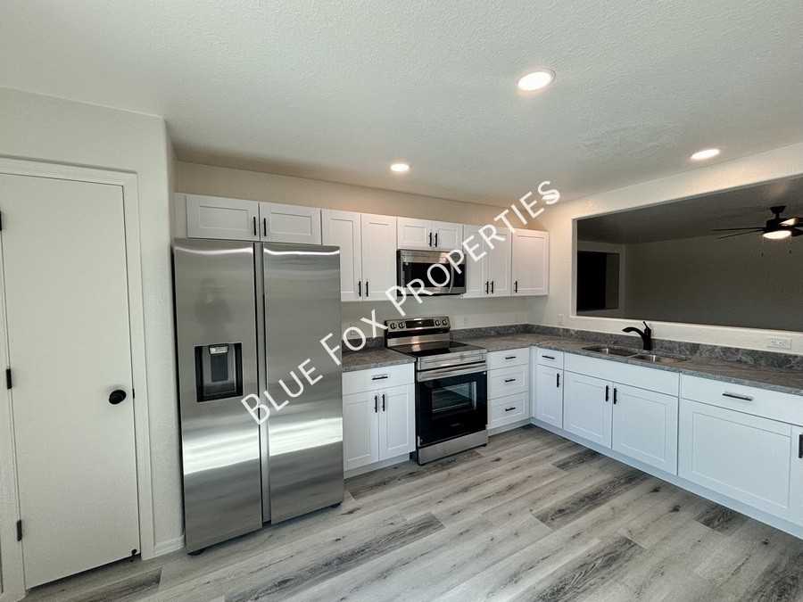 5369 S Waterloo Ln - Photo 7 of 23