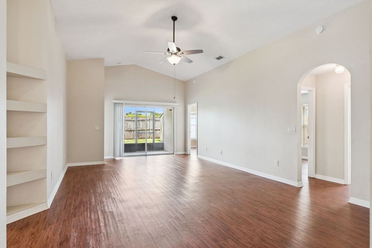 13831 Guildhall Cir - Photo 2 of 14