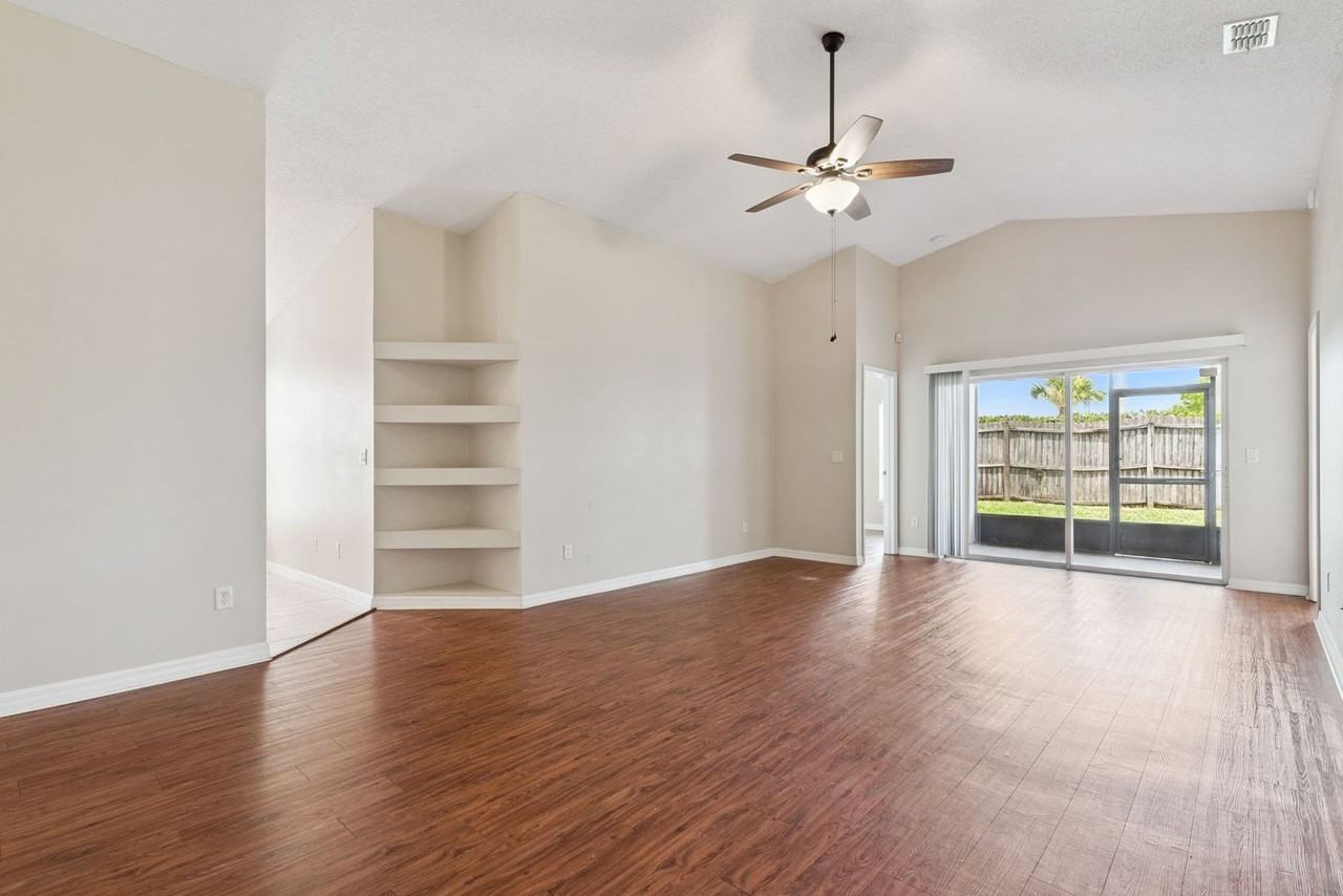 13831 Guildhall Cir - Photo 3 of 14