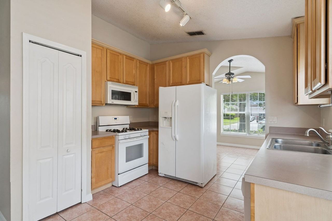 13831 Guildhall Cir - Photo 5 of 14