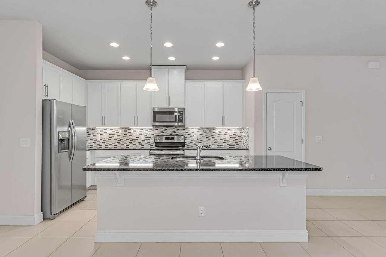 569 Bethesda Ct - Photo 4 of 18
