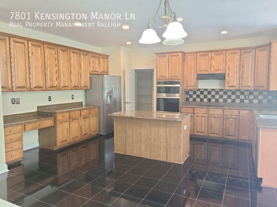 7801 Kensington Manor Ln - Photo 3 of 20