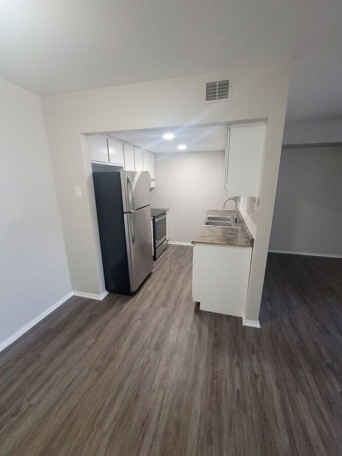 1043 Scarborough Ct #K1 - Photo 3 of 9