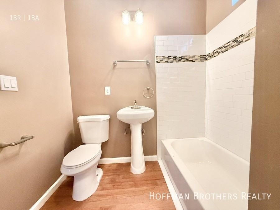 732 W 73rd St - Photo 4 of 5