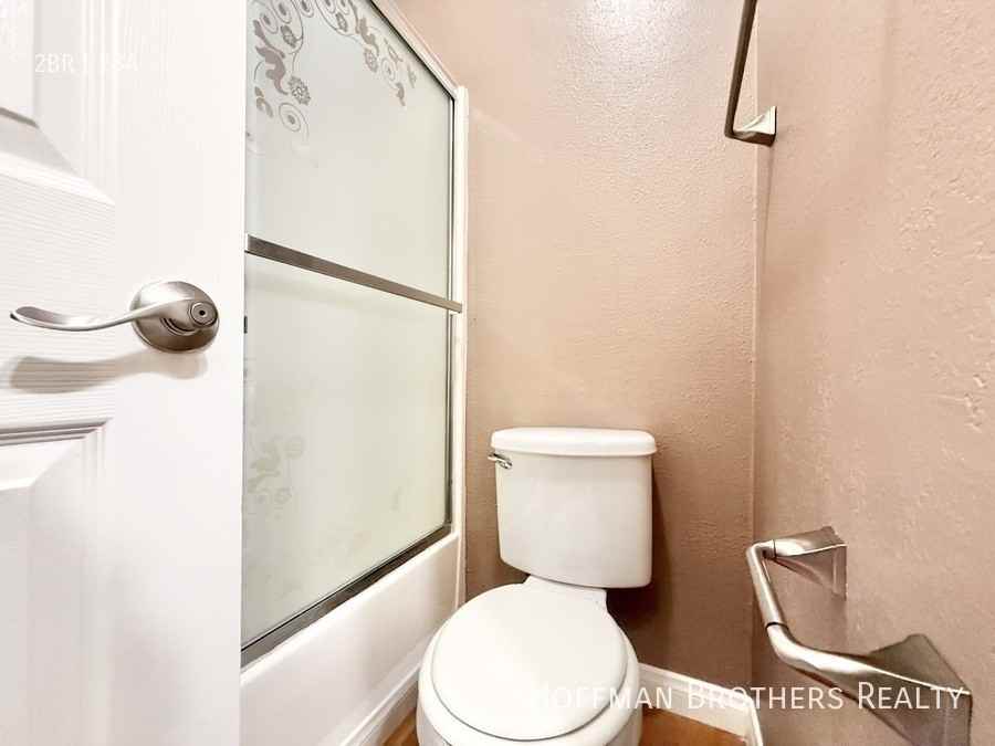 734 W 73rd St - Photo 5 of 5